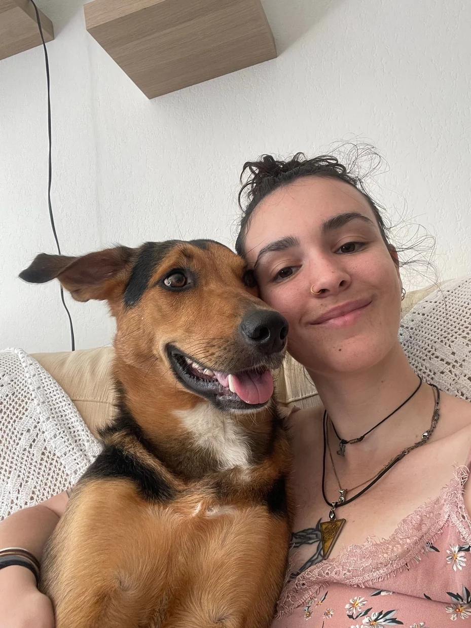 Marion au contact d'un chien lors d'une séance de comportement
